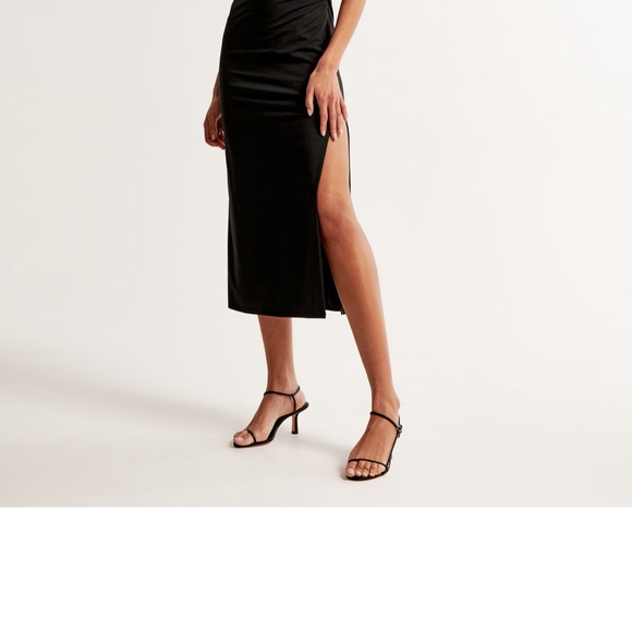 New with tags!
Abercrombie and Fitch Off the Shoulder Knit Midi Dress. - Picture 3 of 4